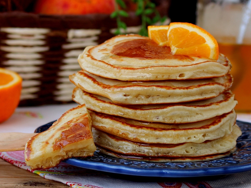 Panquecas fofas e deliciosas com sabor a laranja